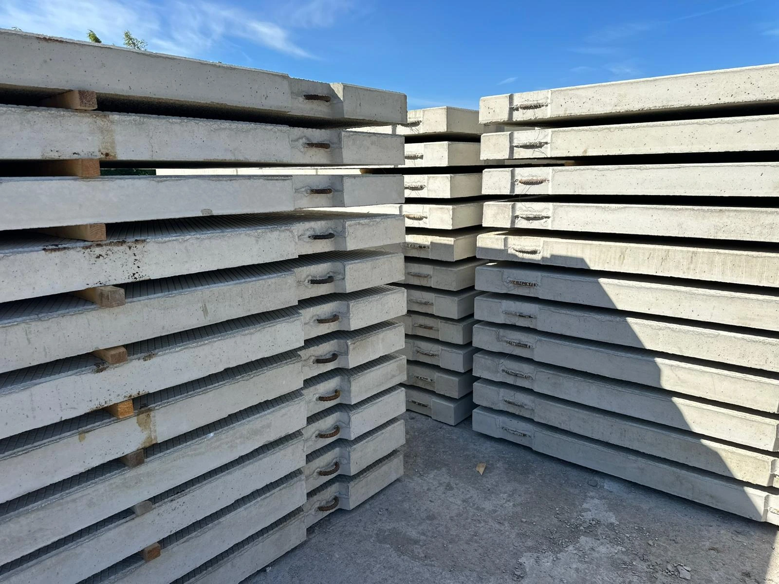 Industriālo betona plātņu jauda – vairāk nekā 8000 m² mēnesī