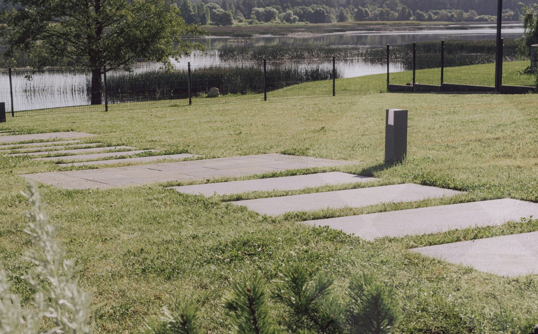 Betona-plaksnes-lielizmera_arhitektoniskais_LAT-SLABS_privatmajam_pilsetvidei_arhitektoniskas-betona-plaksnes_2