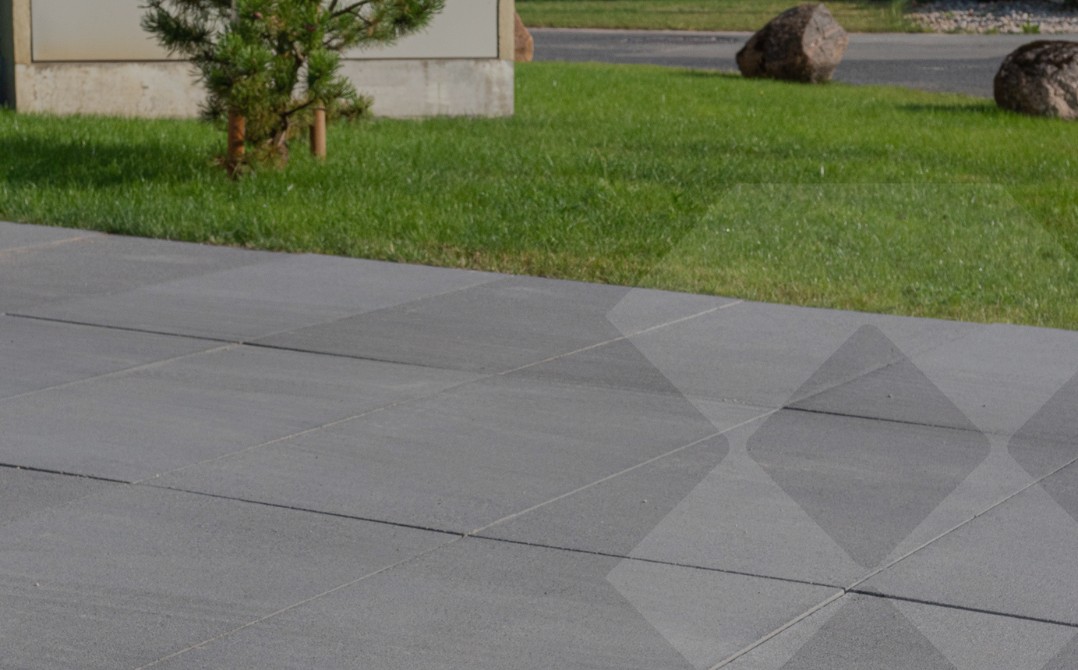 Betona-plaksnes-lielizmera_arhitektoniskais_LAT-SLABS_privatmajam_pilsetvidei_arhitektoniskas-betona-plaksnes_5