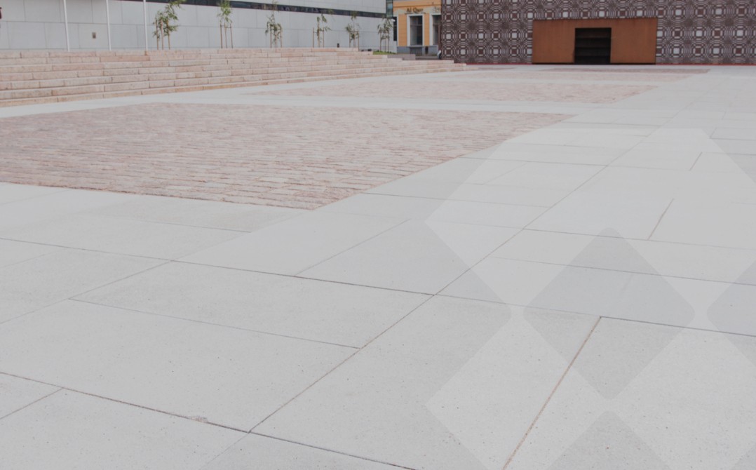 Betona-plaksnes-lielizmera_arhitektoniskais_LAT-SLABS_privatmajam_pilsetvidei_arhitektoniskas-betona-plaksnes_6