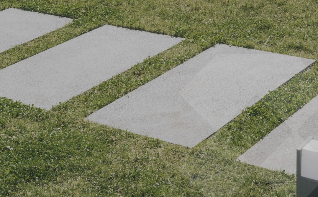 Betona-plaksnes-lielizmera_arhitektoniskais_LAT-SLABS_privatmajam_pilsetvidei_arhitektoniskas-betona-plaksnes_7