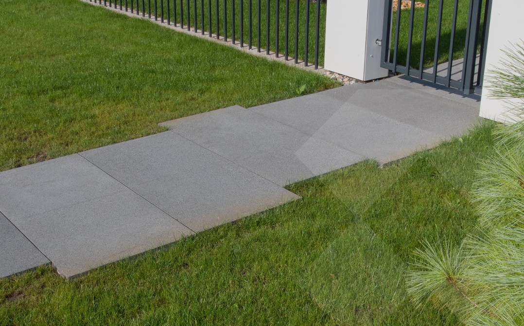 Betona-plaksnes-lielizmera_arhitektoniskais_LAT-SLABS_privatmajam_pilsetvidei_arhitektoniskas-betona-plaksnes_8