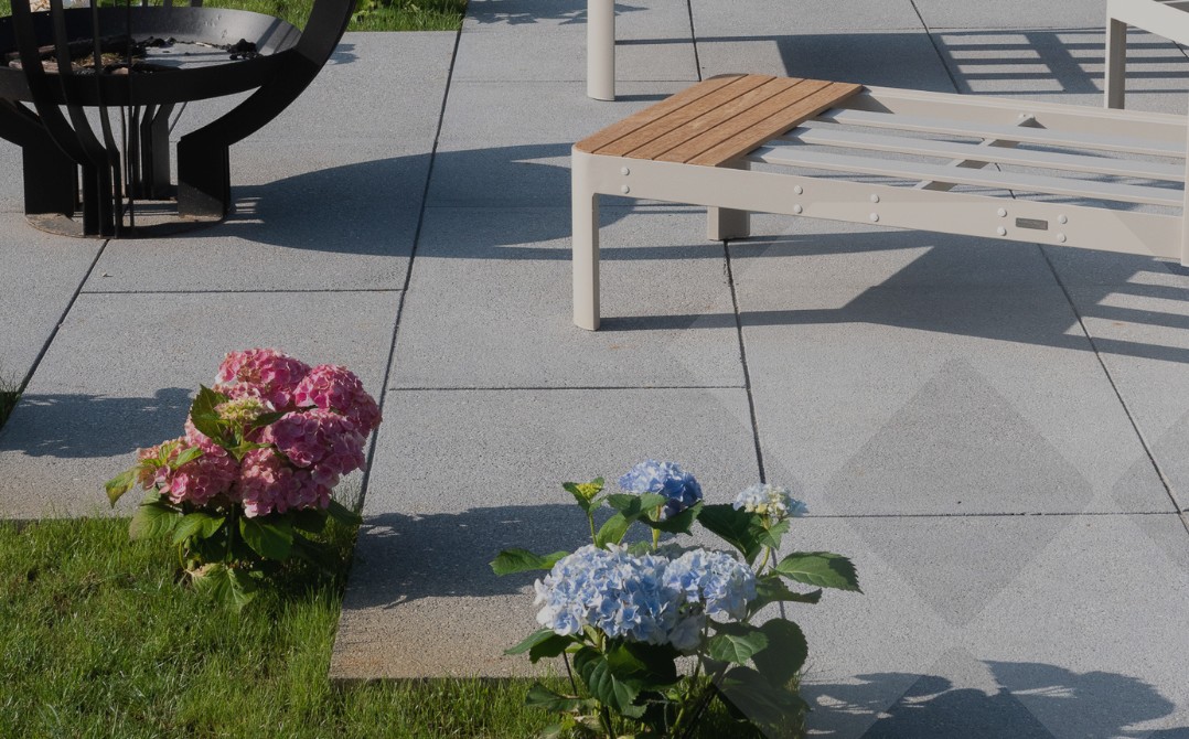 Betona-plaksnes-lielizmera_arhitektoniskais_LAT-SLABS_privatmajam_pilsetvidei_arhitektoniskas-betona-plaksnes_9